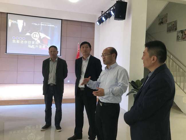 集团党委书记、董事长刘飞，，，现场指导“党建·家”运动中心建设.jpg
